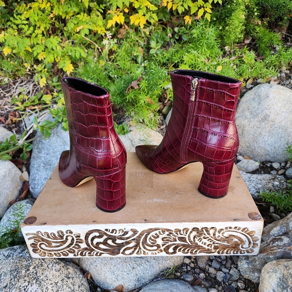 Gorgeous Marc Fisher LTD Croc Embossed Booties - Picture 5 of 8